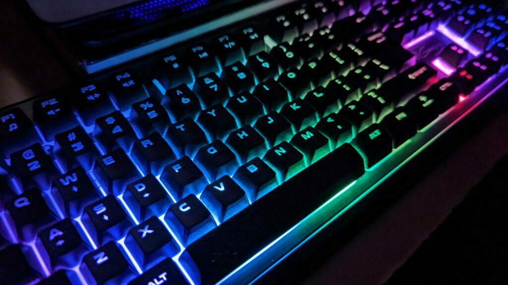 Cum este tastatura de gaming Genesis Rhod 500 RGB