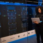 Soluțiile tehnologice pentru provocările globale. Cum putem face redresarea o realitate prin potențialul transformării digitale 4 software engineer standing beside server racks