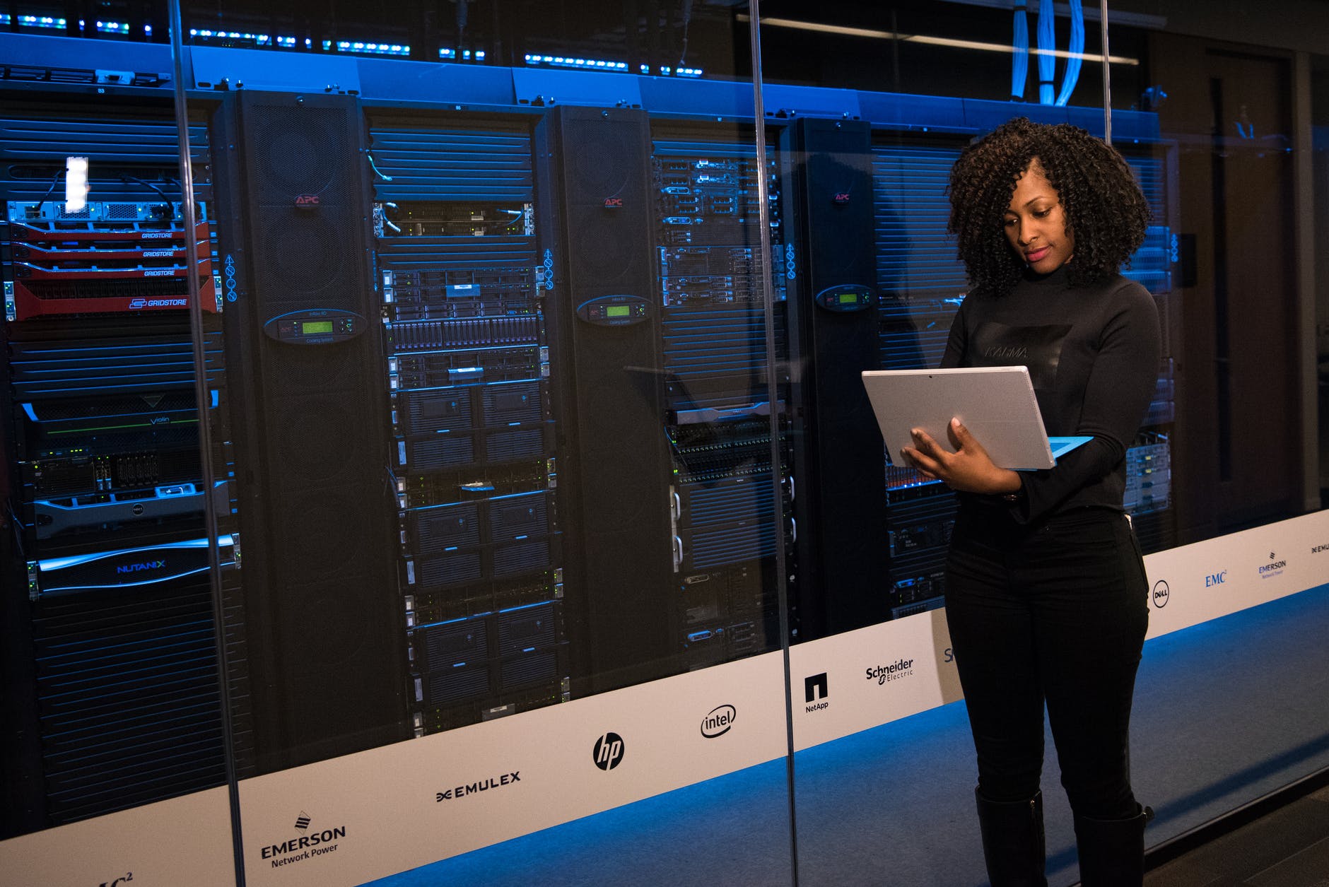 Soluțiile tehnologice pentru provocările globale. Cum putem face redresarea o realitate prin potențialul transformării digitale 53 software engineer standing beside server racks