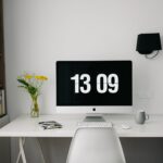 silver imac on desk
