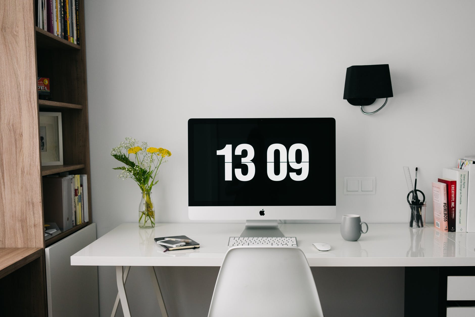 silver imac on desk