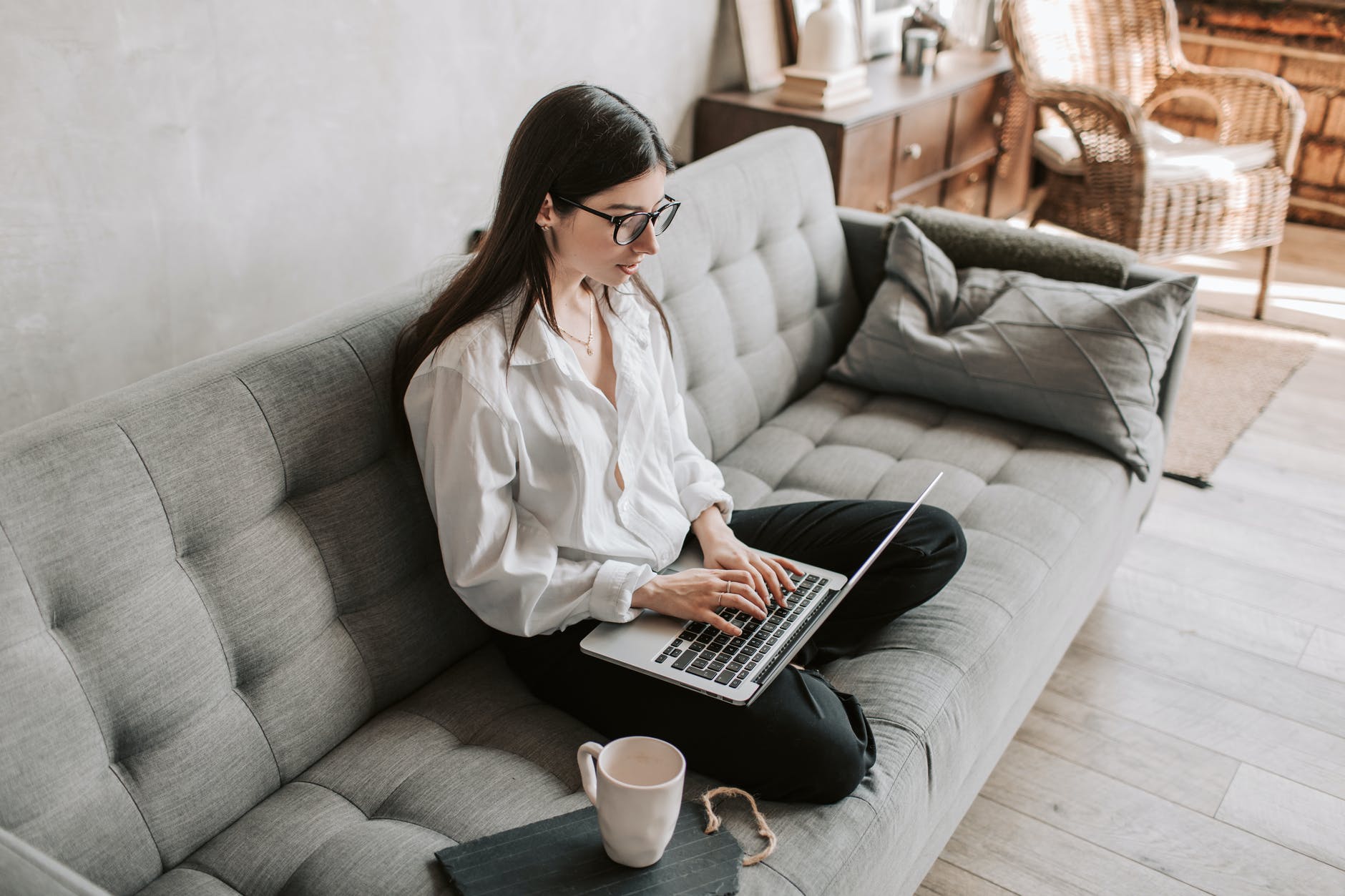 Opțiuni flexibile pentru o rețea mai rapidă multi-gigabit 2 woman working at home using laptop