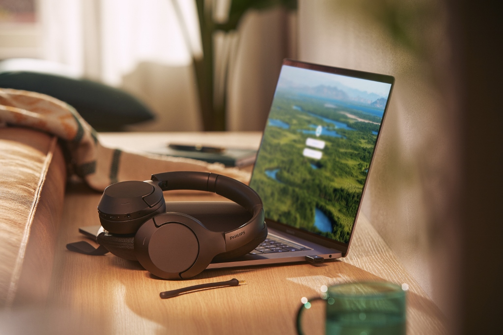 Noi soundbar-uri de la Philips, boxe Fidelio și căști cu conducție osoasă pentru sportivi și copii 4 Philips B8507 Lifestyle