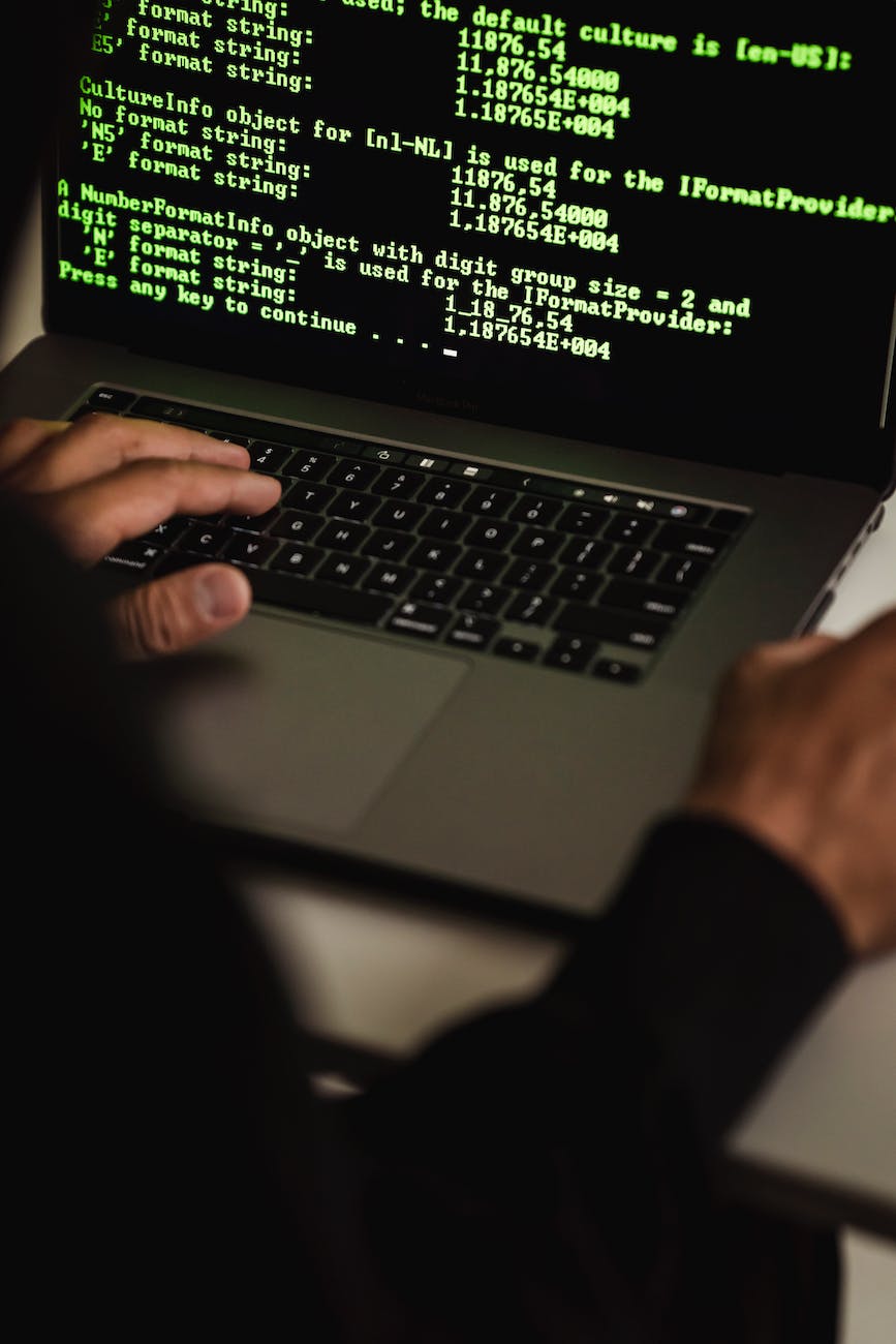 Gamerii, vizați de programele malware ce fură conturi și carduri de credit 3 crop hacker typing on laptop with data on screen