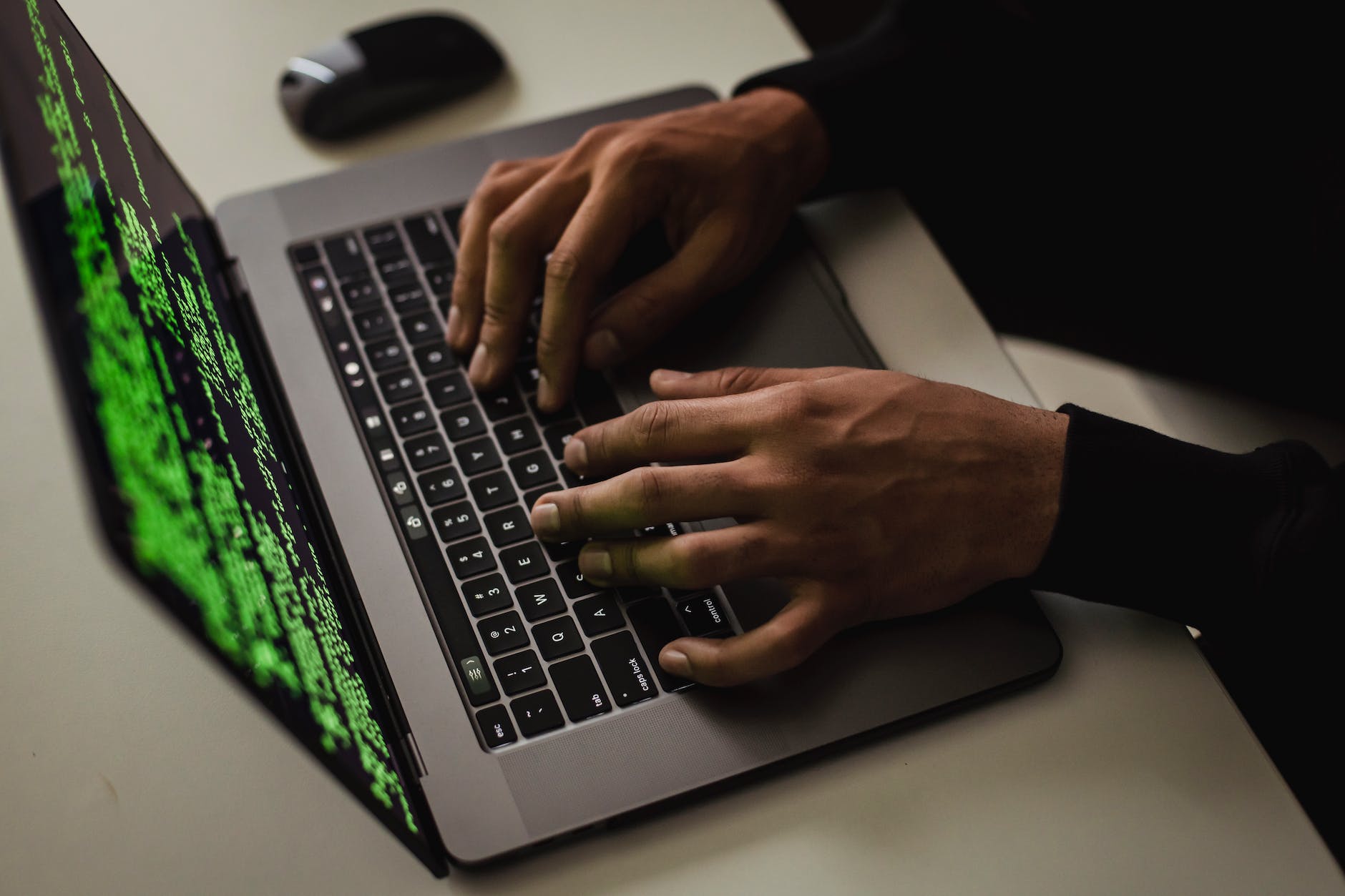 Ce au căutat atacurile cibernetice din 2021 4 crop cyber spy hacking system while typing on laptop