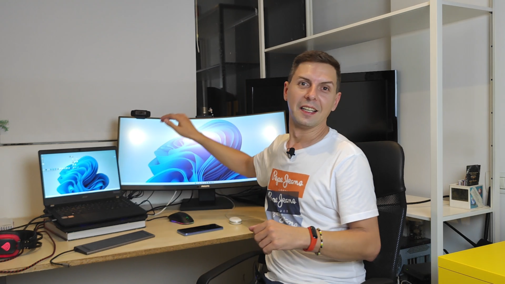 Monitorul curbat de la Philips făcut pentru Excel