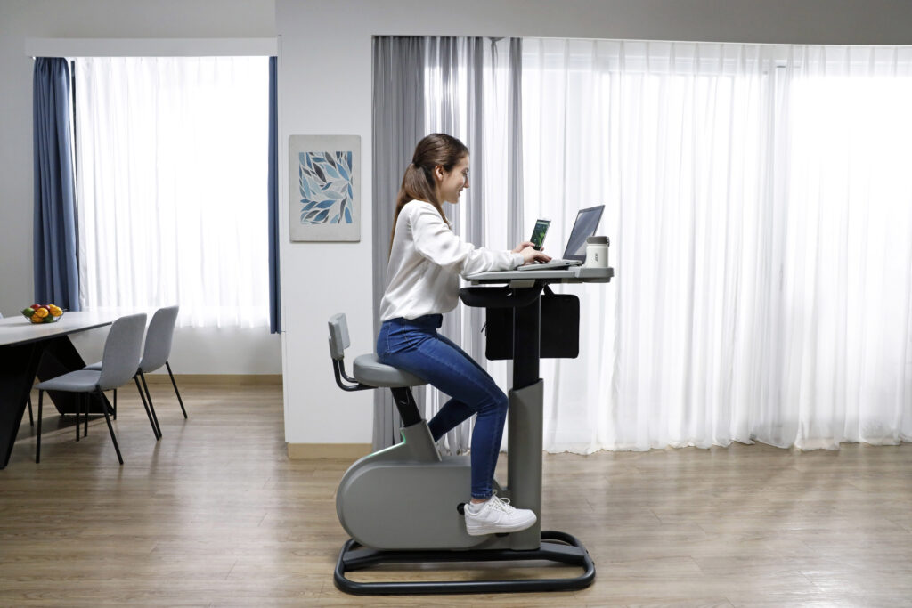Acer a lansat un birou-bicicletă, unde poți încărca laptopul