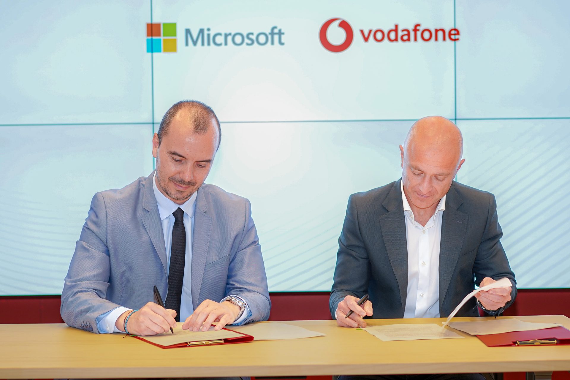 Vodafone si Microsoft semnează un Memorandum pentru digitalizarea României 1 Bogdan Putinica Microsoft Achilleas Kanaris Vodafone