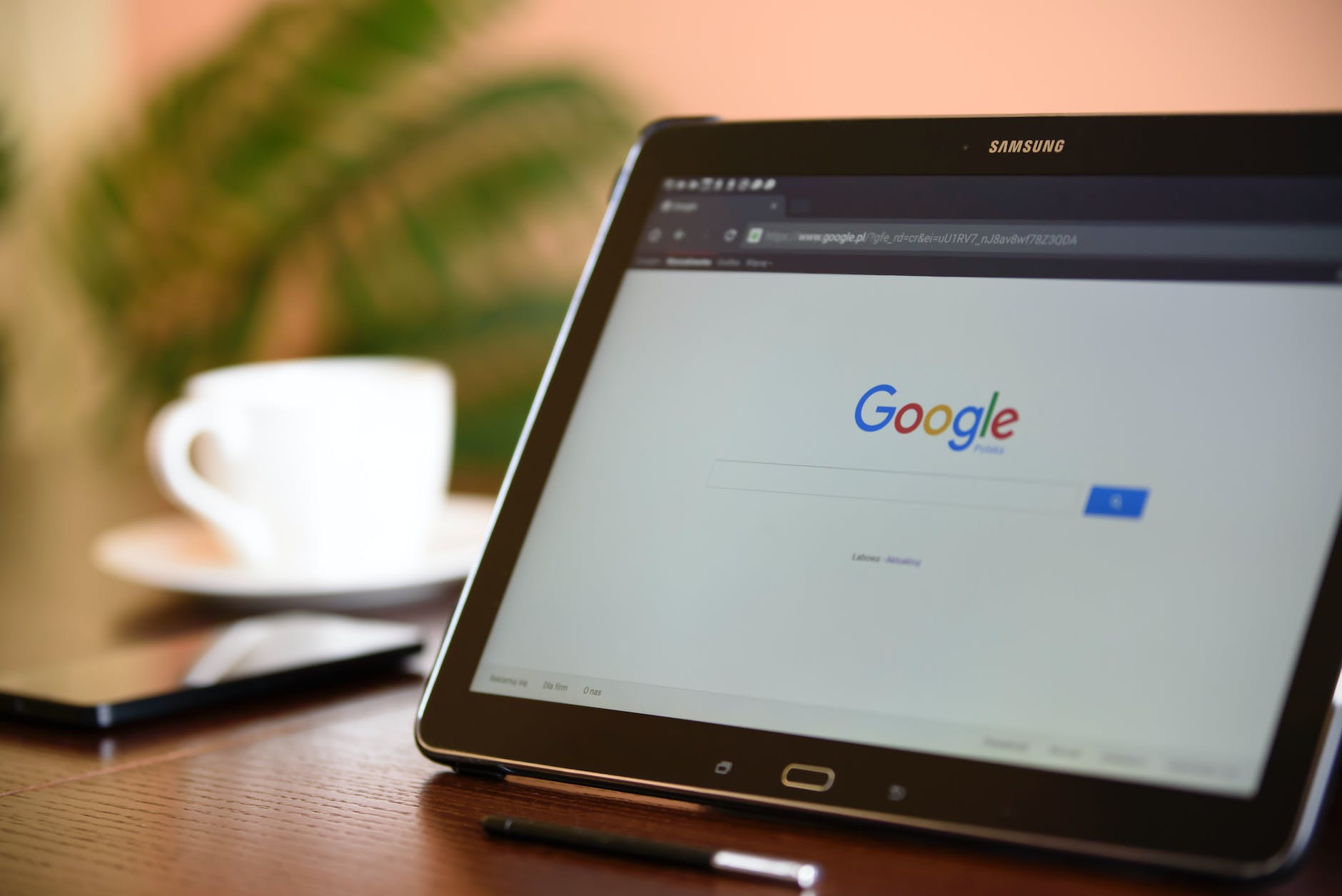 Google deschide un laborator pentru studenții de la Politehnica București 16 black samsung tablet on google page