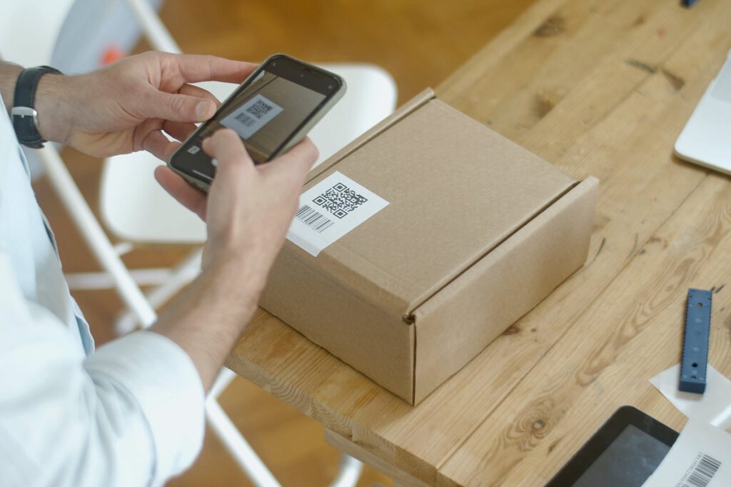 Un nou tip de phishing: QR Code scanner 1 person taking photo of the qr code