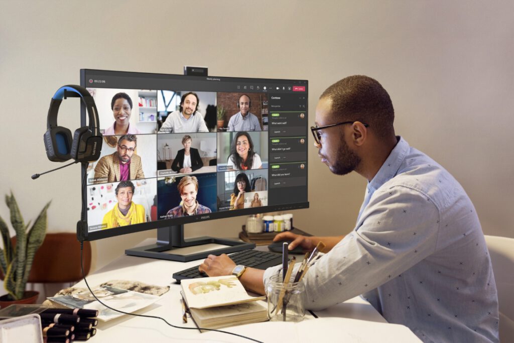 Philips lansează monitorul cu ecran SuperWide de 44 inci și cameră web de 5MP cu noise canceling