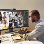 Philips lansează monitorul cu ecran SuperWide de 44 inci și cameră web de 5MP cu noise canceling