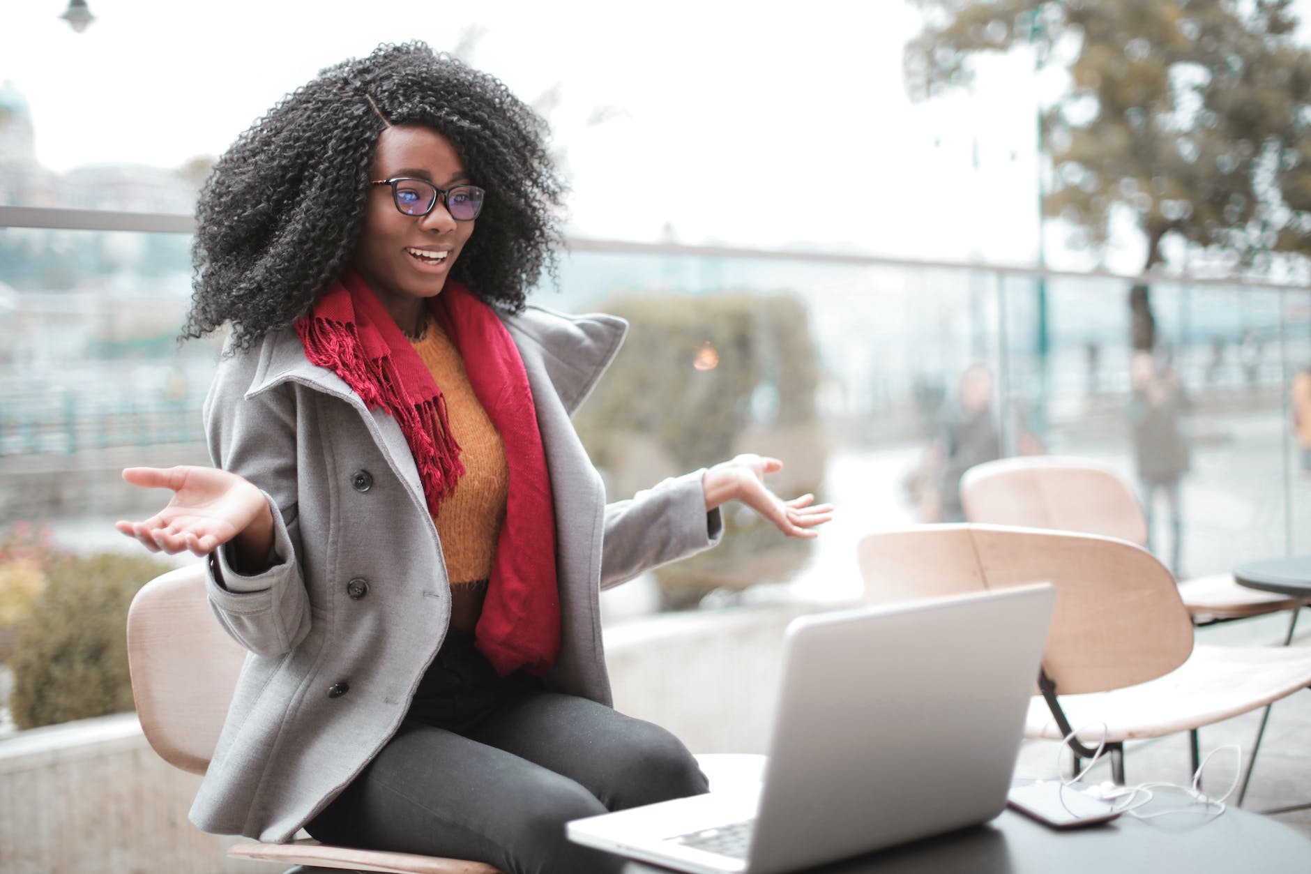 De ce merge internetul greu, uneori 27 cheerful surprised woman sitting with laptop