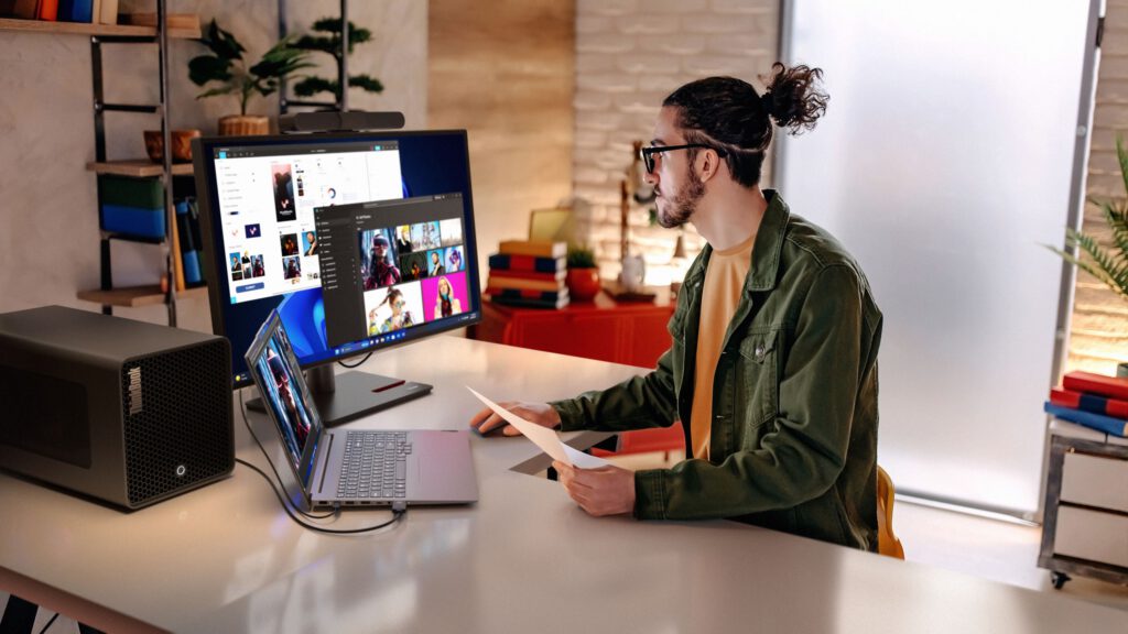 Lenovo a lansat noi laptopuri pentru IMM-uri la CES 2024