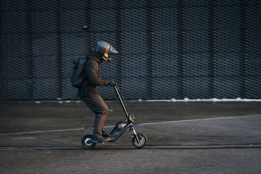 Acer a lansat trotinete electrice. Ce pret are scooterul Predator Extreme