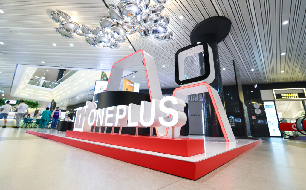 OnePlus a deschis un popup store în România, la Promenada Mall