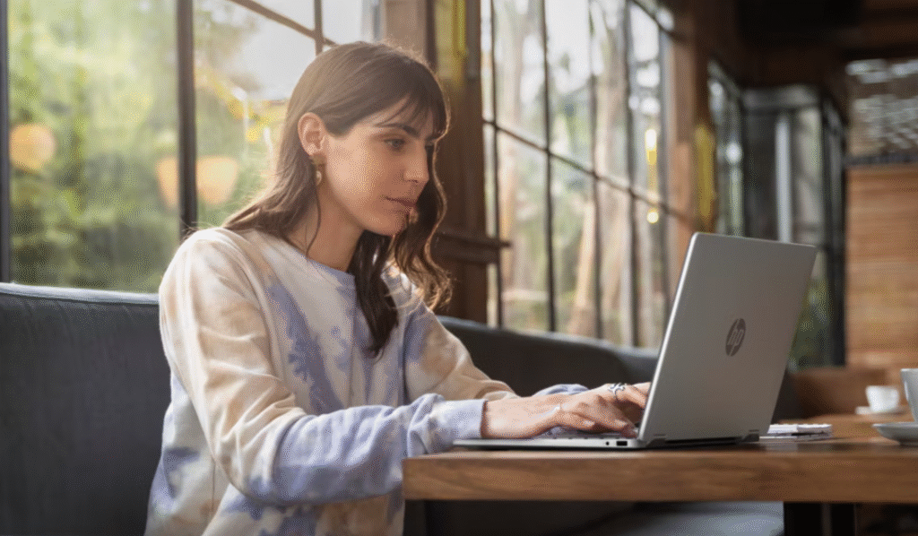 HP a lansat OmniBook 5 cu Snapdragon, cu o durată a bateriei de până la 34 de ore