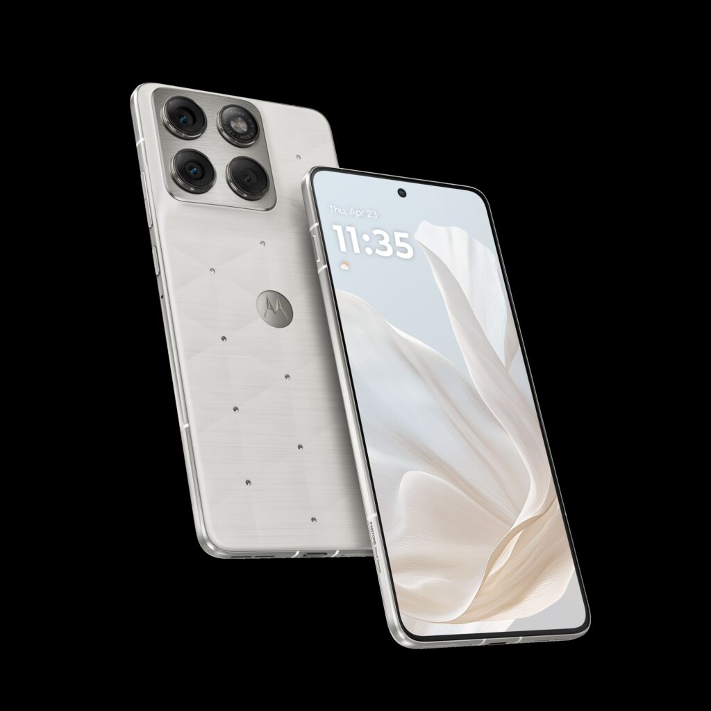 Motorola lansează noul motorola edge 70, în ediție exclusivă, în culoarea Pantone a anului 2026, accesorizată cu cristale Swarovski 2 Colour Of The Year 2026 Edge 70 Advanced Render