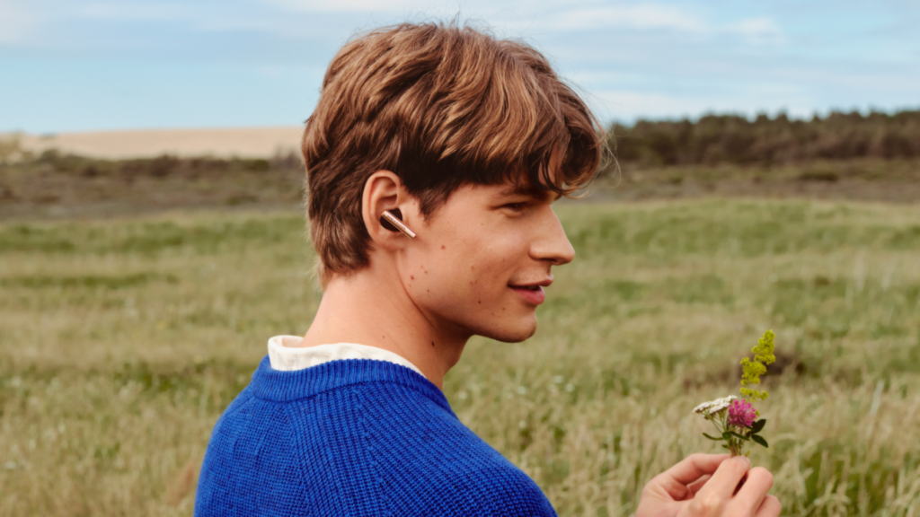 Bang & Olufsen lansează căștile Beo Grace în nuanța Honey Tone