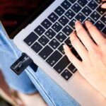 ADATA SC730 1TB: SSD-ul extern cât un stick USB, dar cu viteze de scriere mari