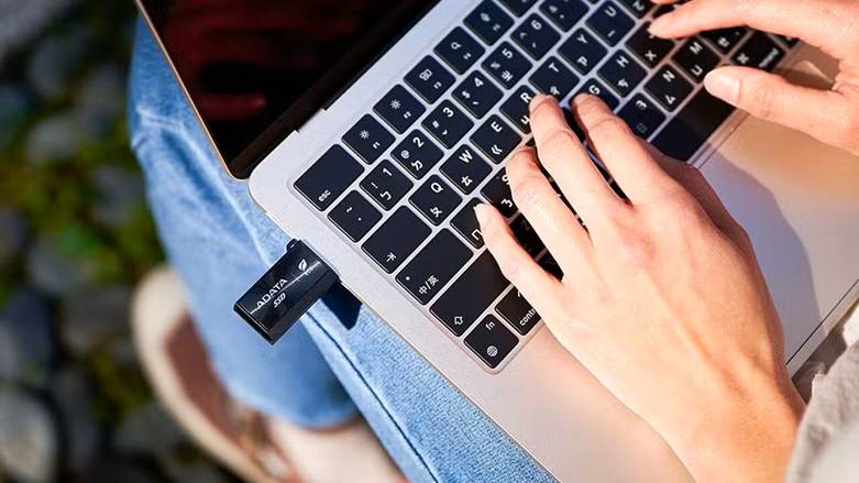 ADATA SC730 1TB: SSD-ul extern cât un stick USB, dar cu viteze de scriere mari